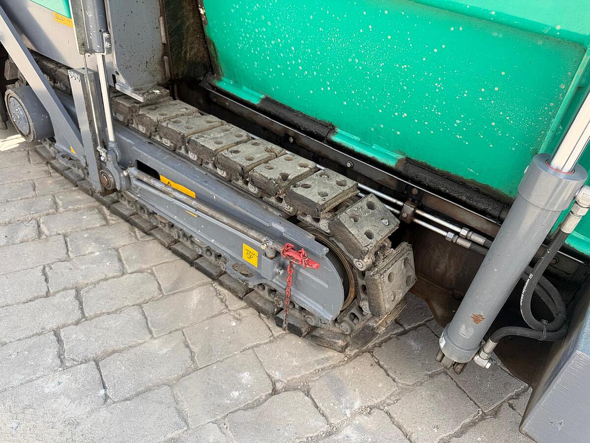 Kleinfertiger Vögele Super 800-3i