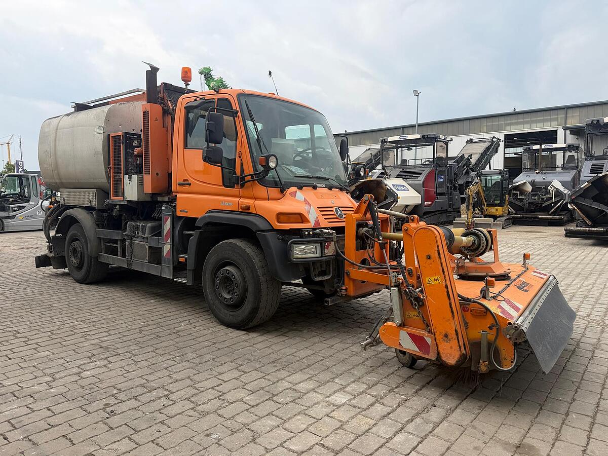 Bitumen Sprayer Schäfer Unimog U 500 + BSM-P 2000/2000